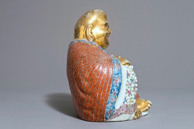 Een grote vergulde Chinese famille rose figuur van Boeddha, 19/20e eeuw